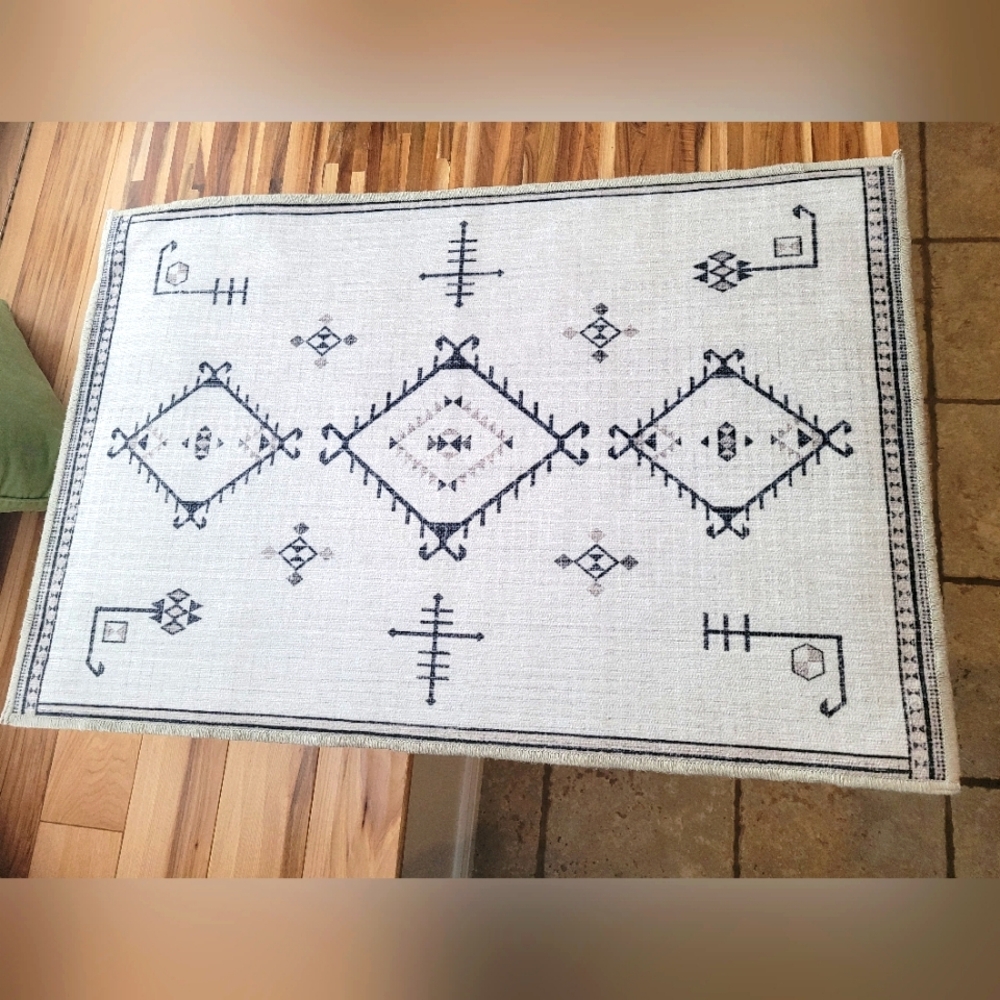 Damali Black & White W/ Cushioned Pad